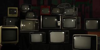 一堆复古电视与静态噪音和复古电视绿色屏幕。放大。