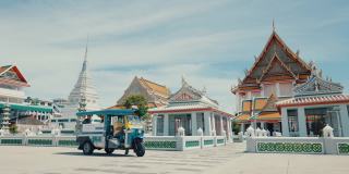 游客们乘坐泰国嘟嘟出租车到达寺庙。