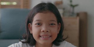 描绘亚洲小女孩在家里开心的笑容