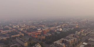 鸟瞰图的城市市区覆盖在森林大火的浓雾