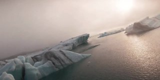 Jökulsárlón冰岛FPV无人机绕Jokulsarlon冰川冰山4K曲线飞行