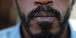 严肃的非洲男人的嘴，嘴唇微距特写细节