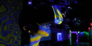 虚拟现实概念-女性在科幻展览中使用虚拟现实头盔