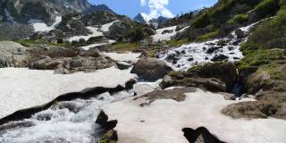 春天的山溪-雪融化到南圣弗因溪的源头，在一个阳光明媚的春天里，从印度山峰的西端伊莎贝尔湖上跑下陡峭的斜坡。印第安峰荒野，科罗拉多州，美国。