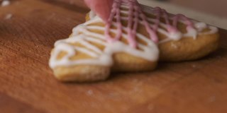 用糖霜装饰姜饼，做成圣诞树的形状。自制传统圣诞饼干