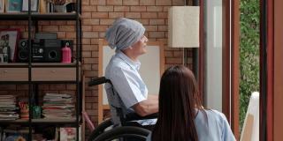 坐轮椅的癌症患者在私人家中接受康复治疗。