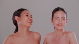美丽的面孔，两个亚洲年轻女性自然的皮肤。一对漂亮的姑娘，皮肤白皙，皮肤黝黑。视频素材模板下载