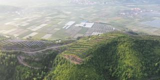 俯瞰山顶的太阳能农场和地面上的农场