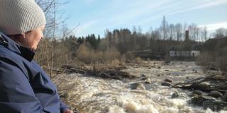 芬兰万塔河上湍急的河水。4k