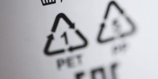 聚乙烯和聚丙烯包装上的标志Spbd。容易回收。宏特写镜头