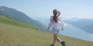 一个小女孩在加尔达湖的山上奔跑