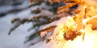 圣诞树在雪地里，烟火闪耀，新年或圣诞节孟加拉灯