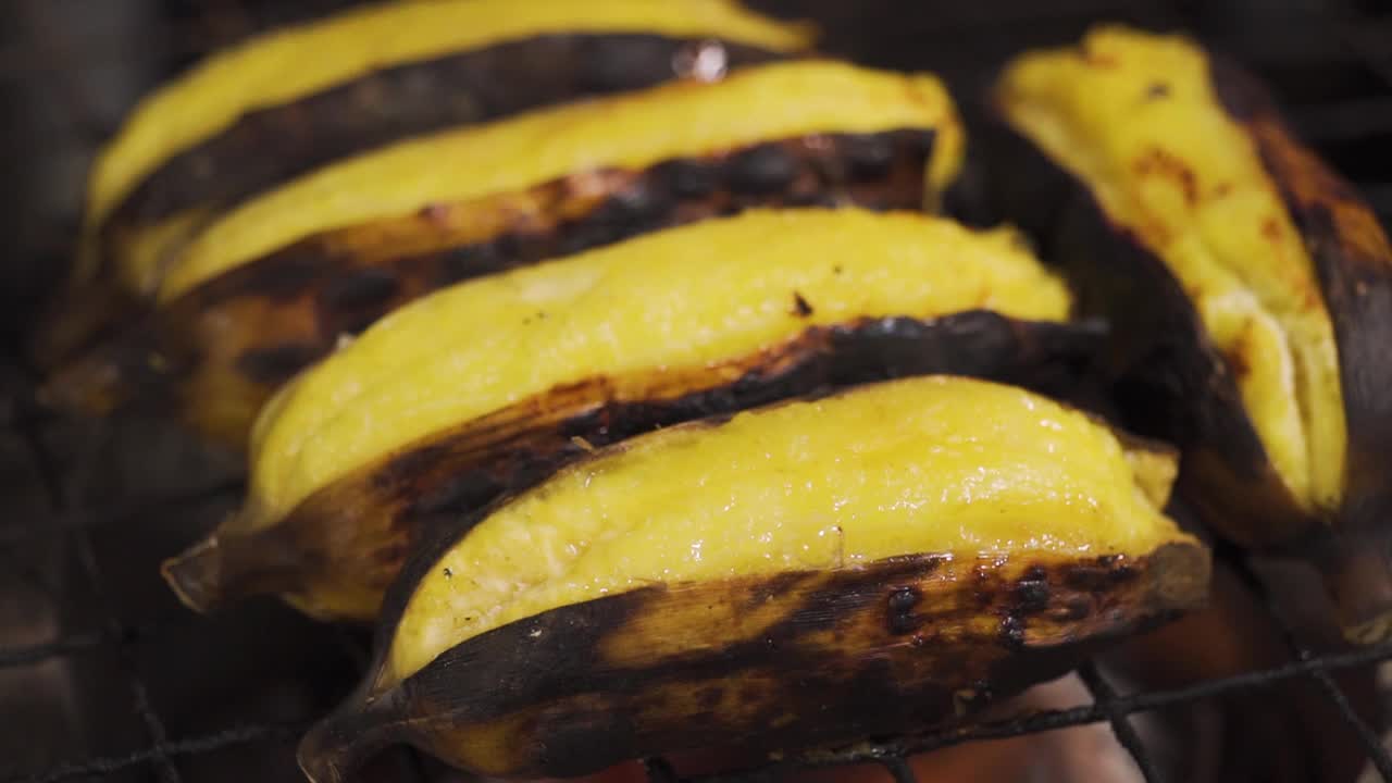用传统的炭炉加烟烤香蕉皮。缓慢的运动。热带食物。泰国菜。甜的香蕉。