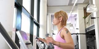 日本妇女在健身房锻炼的肖像
