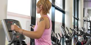 日本妇女在健身房锻炼的肖像
