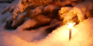 烟花燃烧，圣诞树在雪，新年或圣诞节孟加拉灯
