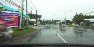 时间推移和时间扭曲驾驶在道路上。雨落在POV前视图的汽车。雨点落在汽车挡风玻璃上。