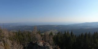从格罗夫芬山顶俯瞰附近的山脉和村庄的全景。后面是高耸的山脉。干燥金黄的风景。奥地利阿尔卑斯山的早春。徒步旅行