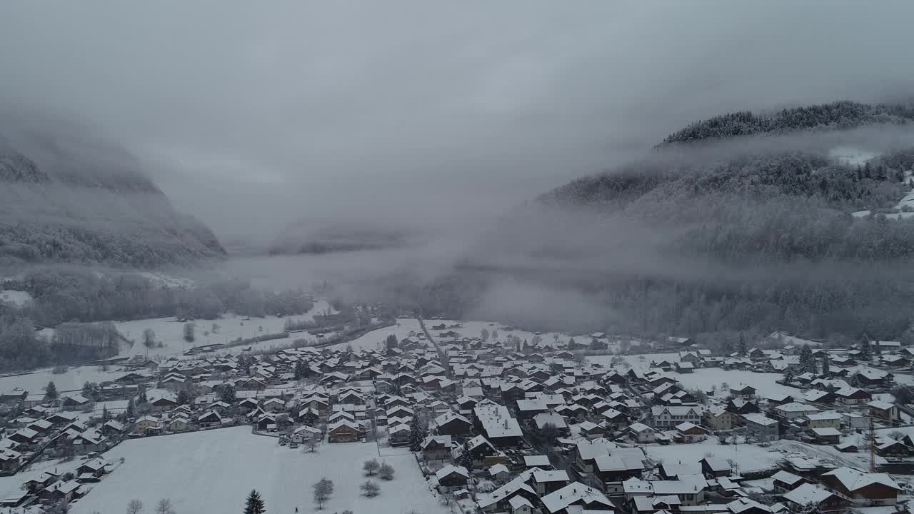 因特拉肯伯恩斯奥伯兰空中覆盖积雪的村庄
