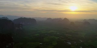 泰国甲米省日出时的山谷