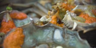 泡菜蟹蛋配泰式鱼露在碗里，泡菜蟹蛋配泰式鱼露，辣椒和大蒜特写镜头