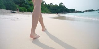 女腿漫步在海岛碧蓝的海水沙滩，浪花飞溅的海浪，热带夏日度假，旅游目的地，跟随女腿漫步在阳光明媚的海岛天堂，享受夏日假期