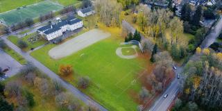 在温哥华附近的一个秋日，飞过足球场