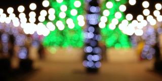 12月，新年，圣诞节。模糊的背景。圣诞树，花环，散景，彩灯。节日气氛,屏幕保护程序。幸福