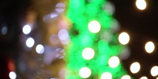 12月，新年，圣诞节。模糊的背景。圣诞树，花环，散景，彩灯。节日气氛,屏幕保护程序。分支