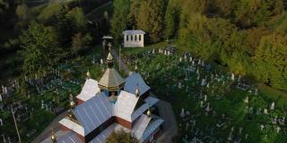 喀尔巴阡山脉的古老木质教堂，从山上可以看到教堂，喀尔巴阡山脉的基督教教堂。