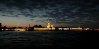 晚上在一艘游船上沿着涅瓦河游览圣彼得堡市。