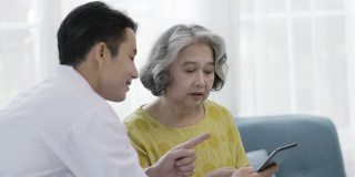 亚洲老年妇女物理治疗与肌肉专科医生和骨骼在医院。健康及检查老人身体。退休年龄的健康保险。身体治疗的概念