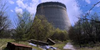 时间流逝。被遗弃的冷却塔。切尔诺贝利核反应堆关闭。切尔诺贝利核电站