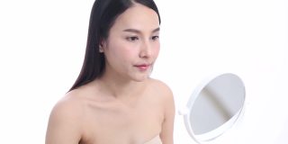 一位亚洲女性博主正在展示如何化妆和使用化妆品。在摄像机前录制视频直播流媒体在工作室