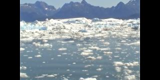 阿拉斯加的冰山碎片正在融化