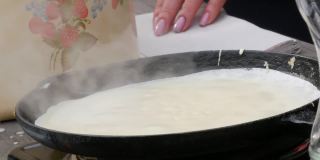 用来煎生面团做薄饼的大煎锅。Maslenitsa节日，斯拉夫人春季聚会的重要庆祝活动，街头美食节