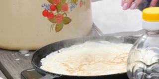 用来煎生面团做薄饼的大煎锅。Maslenitsa节日，斯拉夫人春季聚会的重要庆祝活动，街头美食节