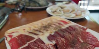 生的和牛A5牛肉切片，有大理石纹理，用于寿喜烧和日式烧或日式烧。日本的食物。移走了。
