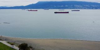 俯瞰温哥华港口附近等待的货船