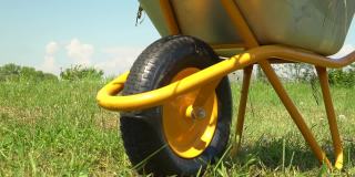 小推车为园轮，黄色小推车为工作弹簧设备，活动工具为工作搬运，金属种植小推车为享受泥土