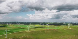 草原上风力涡轮机农场的Hyper Lapse和鸟瞰图
