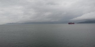加拿大一个阴天，孤零零的货船在海湾里等着