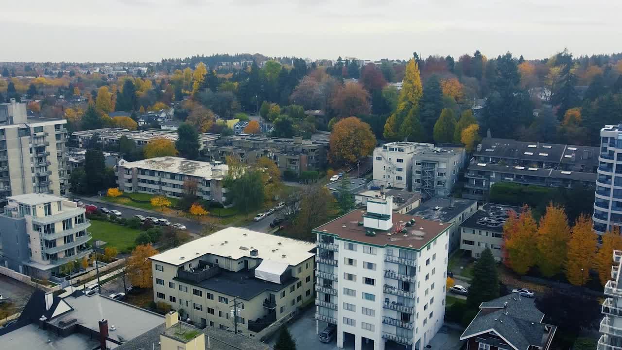 鸟瞰加拿大城市在秋天与黄色和绿色的树木
