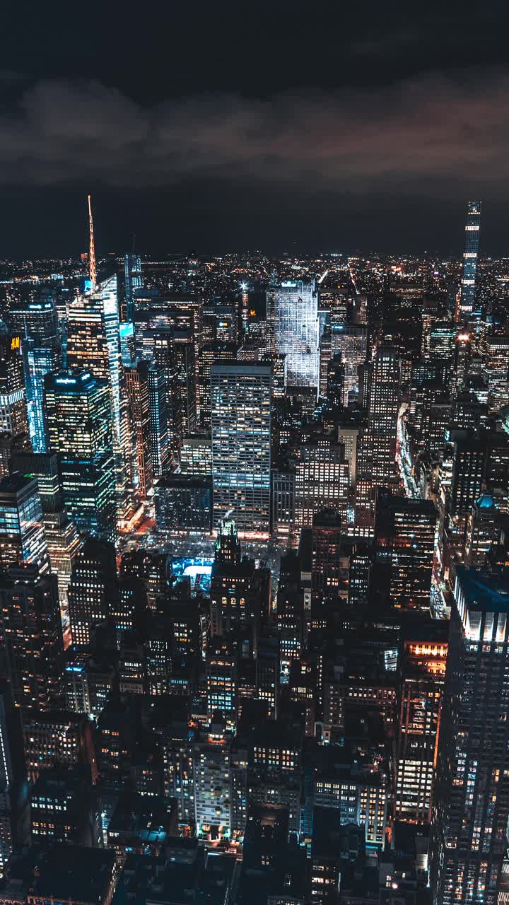 T/L鸟瞰曼哈顿天际线在晚上/纽约