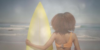 动画的非洲裔美国妇女在阳光明媚的海滩上手持冲浪板在灯光下