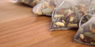 草本茶金字塔袋在木质表面