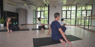4K亚洲女子瑜伽练习室与男教练进行瑜伽练习