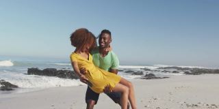 动画的快乐的非洲裔美国夫妇在海滩上使用智能手机，在白色斑点