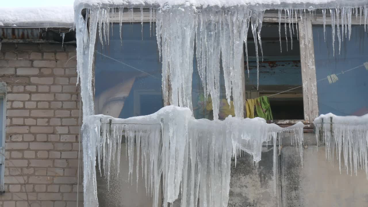废弃的老房子和阳台，在冬天有大量融化的冰柱。