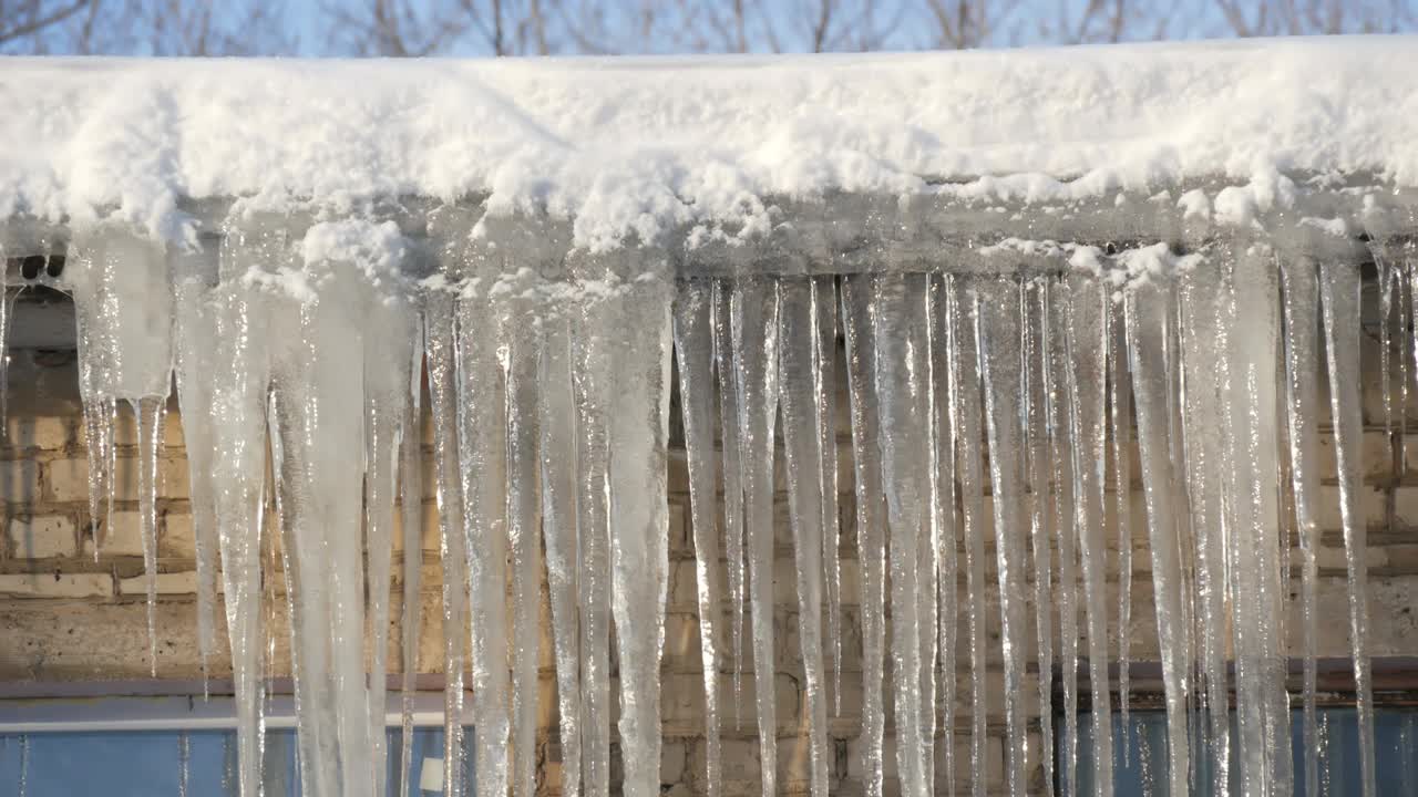 冬天，屋顶上有大量正在融化的冰柱